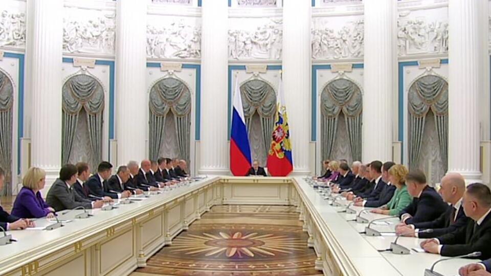 Путин попросил членов кабмина серьезно учесть предложения Госдумы