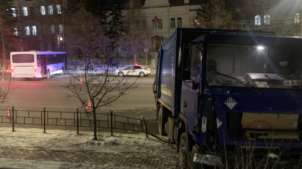 Мусоровоз протаранил автобус в Омске, два человека пострадали
