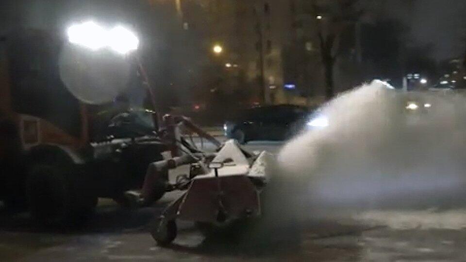 Зима близко: в Москве ликвидируют последствия мощного снегопада