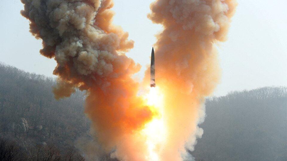 КНДР впервые испытала баллистическую ракету 