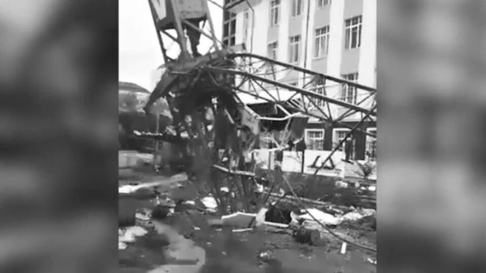 Строительный кран рухнул во время шторма в Грозном, погиб человек