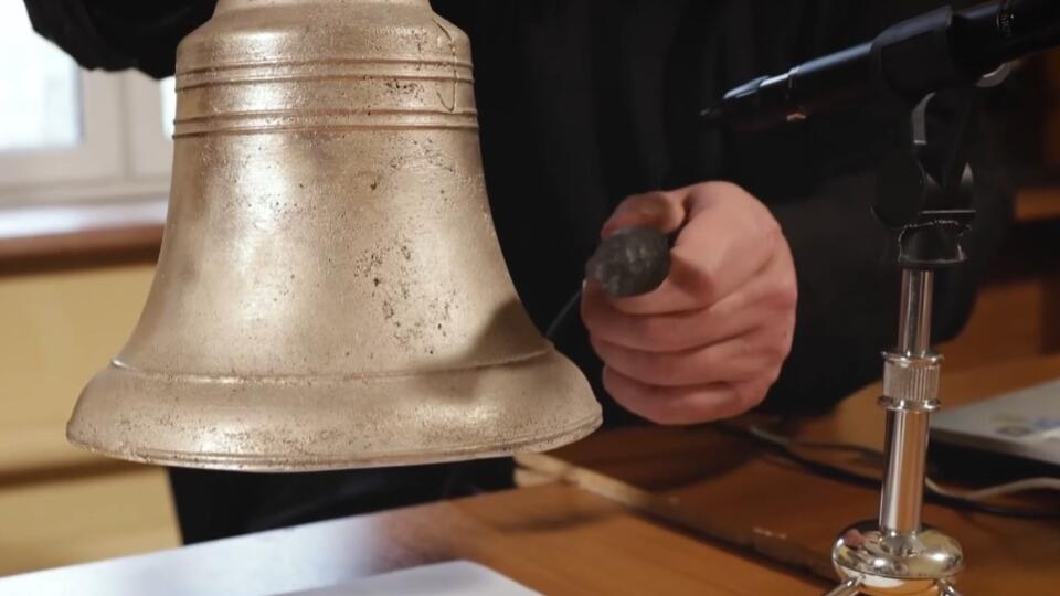 Эксперимент № 1. Почему орудийная и колокольная бронза звучат по-разному. Фото: © Кадр из программы "Знаете ли вы, что?", РЕН ТВ