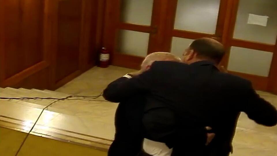 Румынский депутат укусил за нос коллегу на заседании парламента