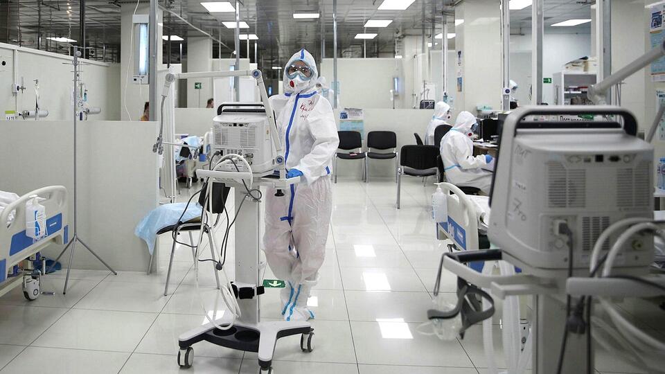 Иммунолог назвал сроки снижения заболеваемости COVID-19 в России