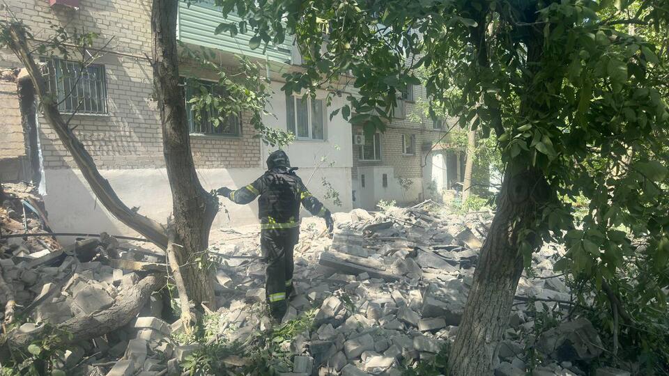 ВСУ нанесли удар по пятиэтажке в Токмаке, под завалами могут быть люди