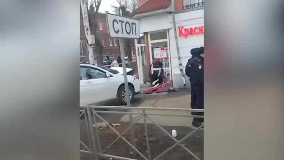 Автомобилист сбил мать с коляской на перекрестке в Костроме