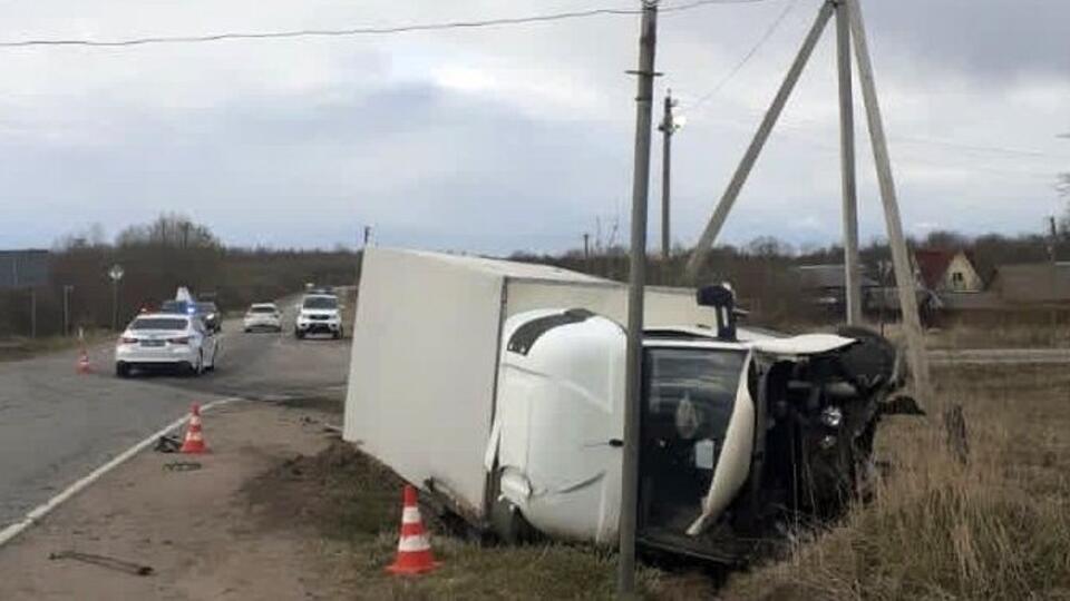 Водитель авто погиб под Петербургом после столкновения с фургоном