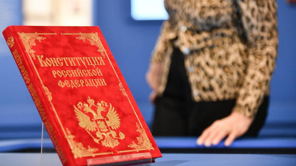 Минпросвещения хочет устранить из учебников нарушение Конституции РФ