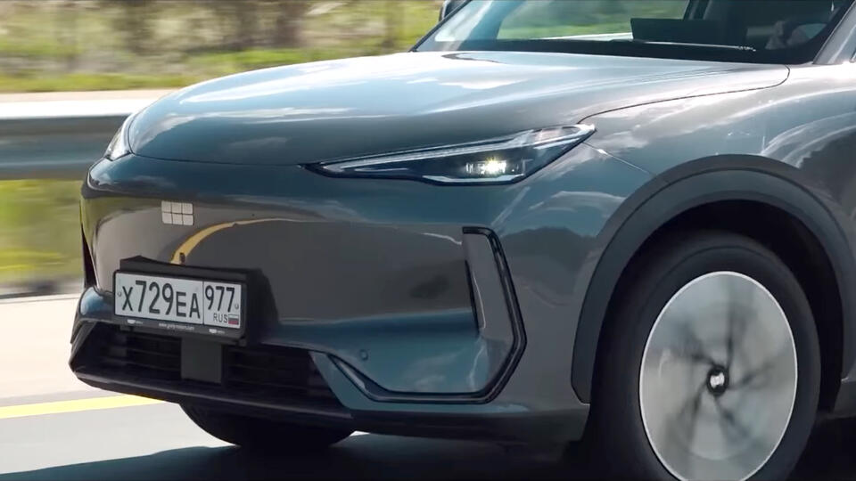 Детализация Geely EX5: решетка радиатора и дизайн. Фото: © Кадр из программы "Минтранс", РЕН ТВ