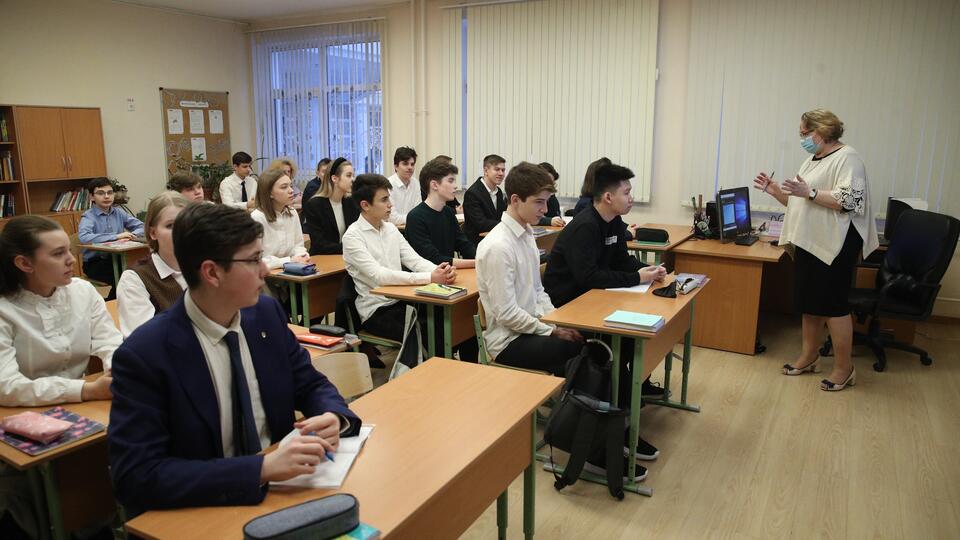 Путин поручил сократить в школах число контрольных работ