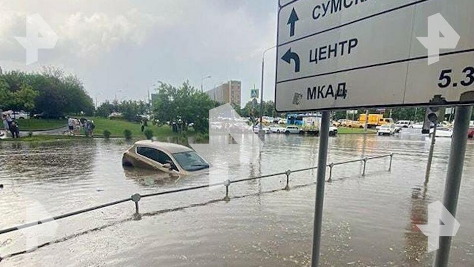 Виновата листва: власти Москвы назвали причину потопа на юге столицы