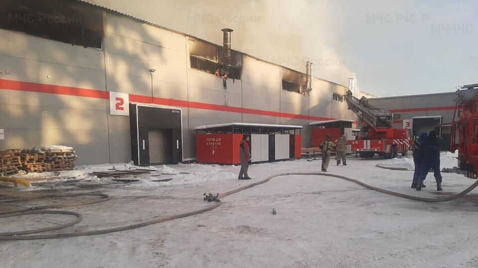 Пожар охватил мебельный склад в Екатеринбурге