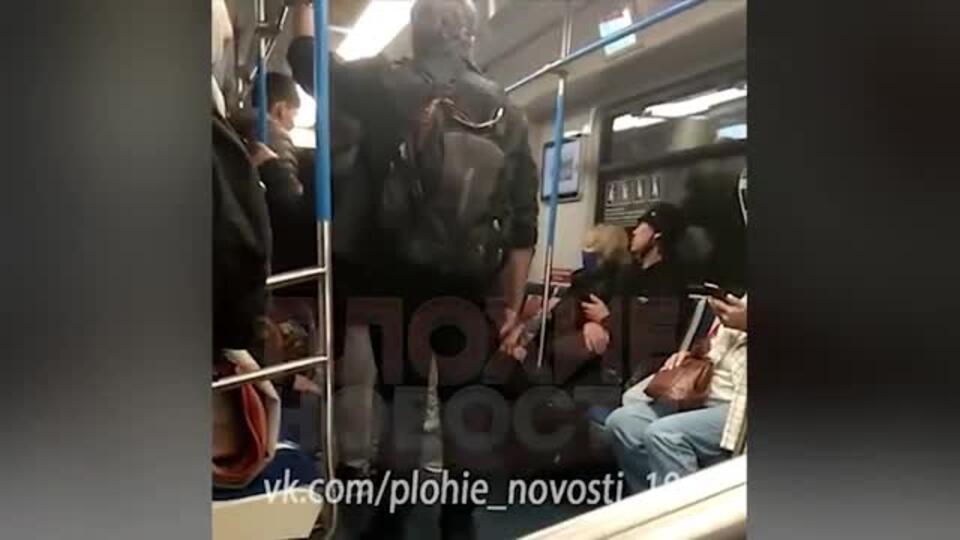 В метро Москвы избили кашляющую пассажирку без маски