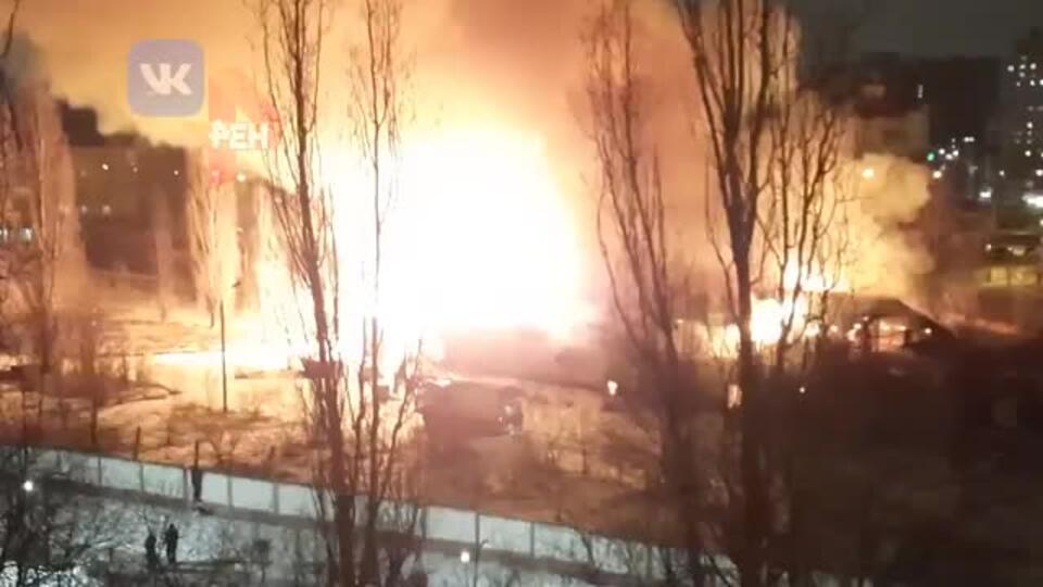 Крупный пожар произошел на складах в Воронеже, слышны хлопки