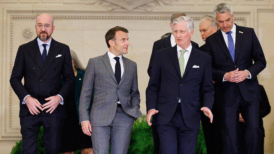 СМИ указали на неуместный жест Макрона в адрес короля Бельгии