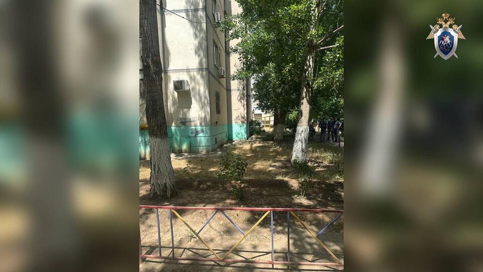 Пятилетняя девочка выпала из окна девятого этажа, пока мать ходила в магазин. Фото: © СУ СК России по Астраханской области