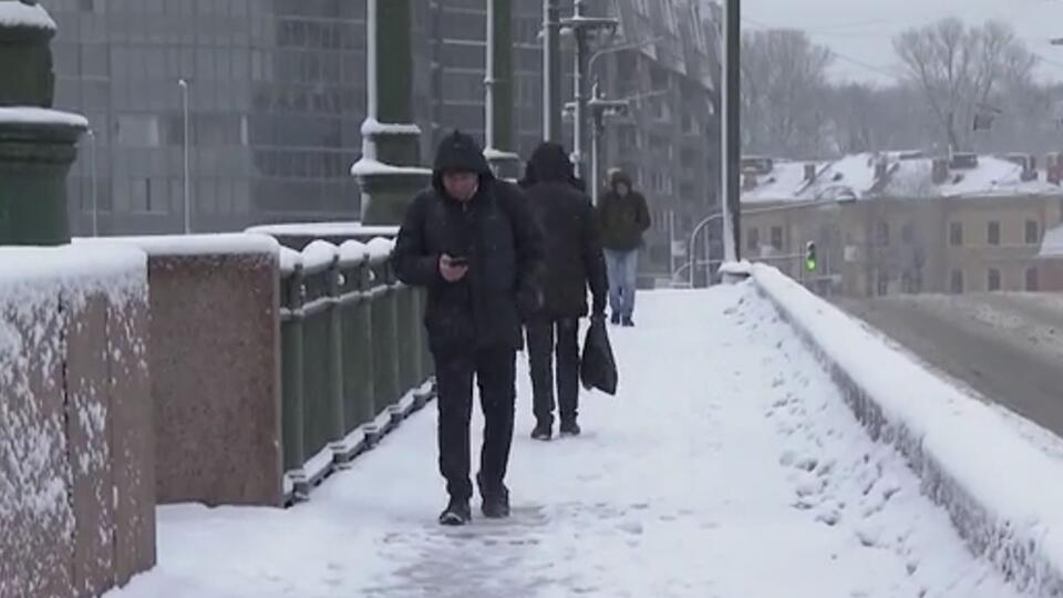 Рекордный для марта снегопад обрушился на Петербург