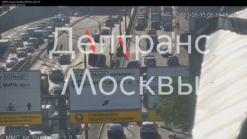 Автомобиль перевернулся после аварии на ТТК в Москве