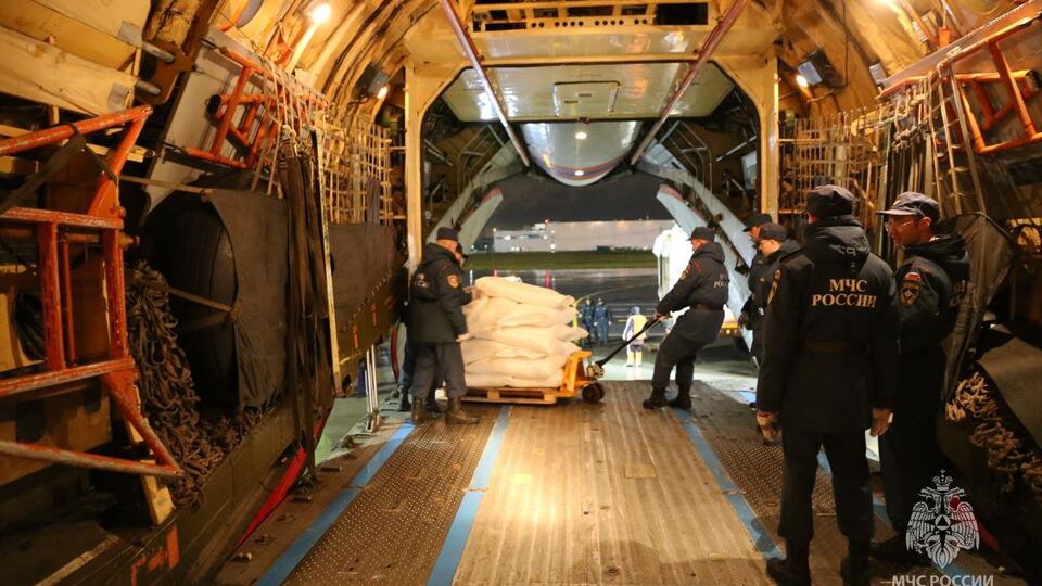 Спецборт МЧС РФ доставил еще 20 тонн гумпомощи для жителей Газы