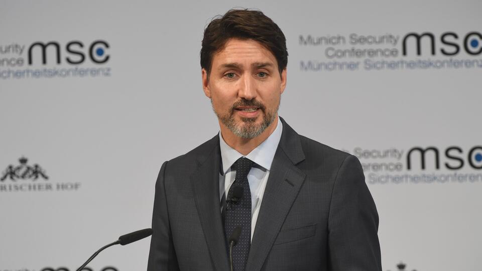Премьер-министр Канады собрался публично привиться от коронавируса