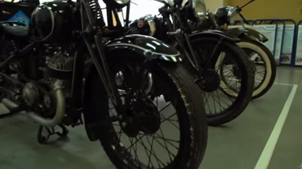 Как безумный механик собрал совершенно невероятный 48-цилиндровый мотоцикл: видео