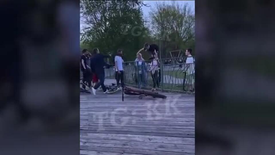В Казани родители подрались с подростками в парке и избили самокатом