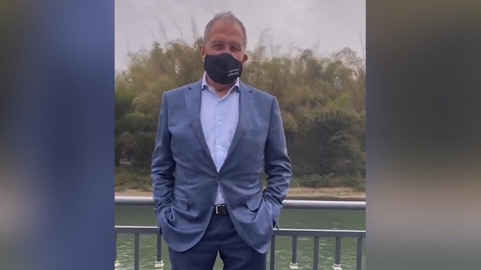 Журналисты подарили Лаврову маску с забавной надписью