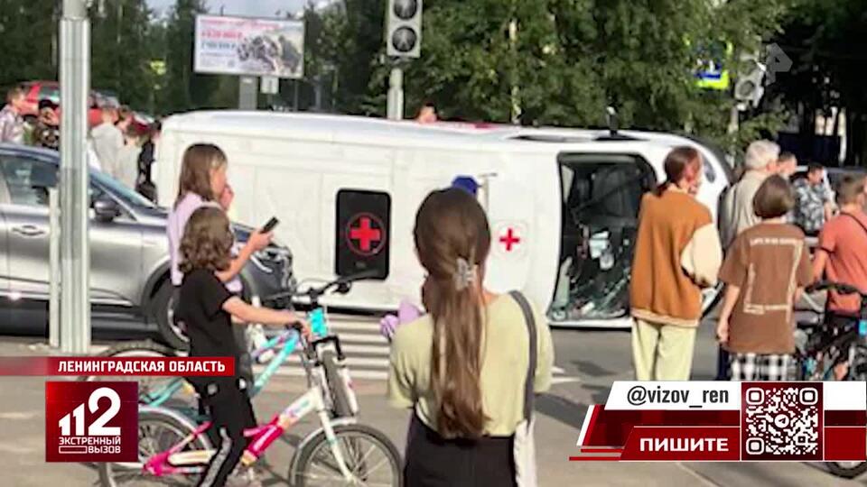 Машина скорой помощи перевернулась в ДТП в Ленинградской области