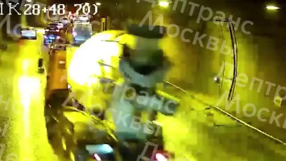 Грузовик опрокинулся в Лефортовском тоннеле в Москве