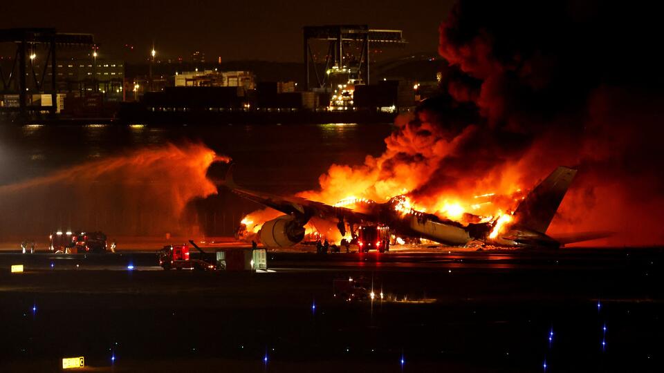 Пять сотрудников береговой охраны погибли при столкновении самолетов в Токио