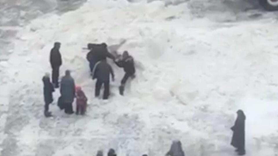 Коммунальщики рассказали, как завалили ребенка снегом в Гатчине