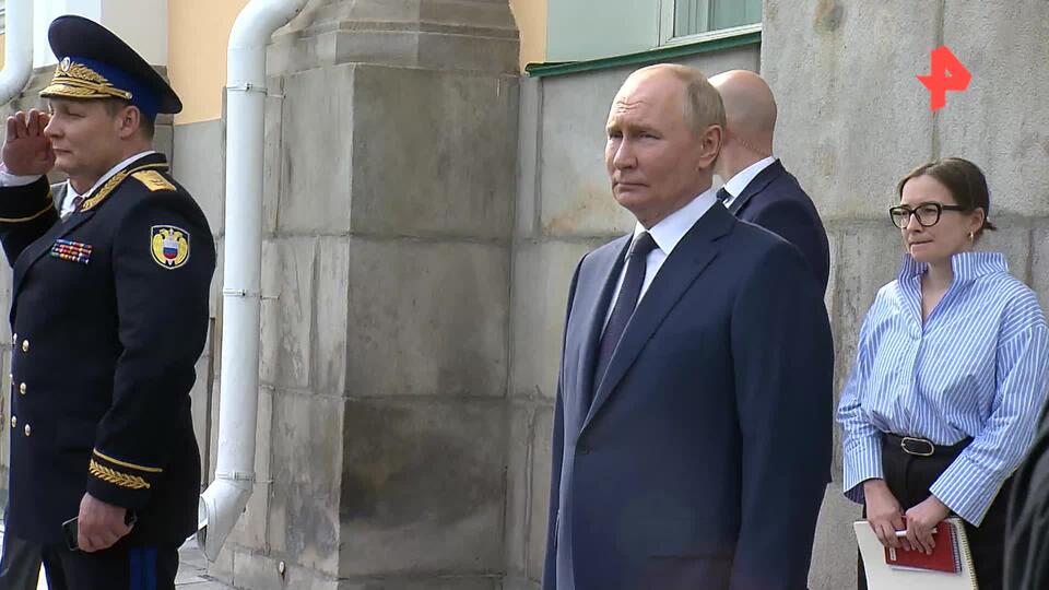 Путин помахал вслед уезжающему из Кремля Моди