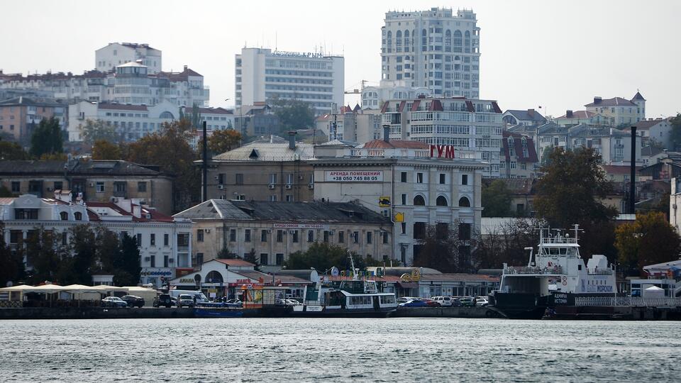 Рейд в Севастополе временно перекрыли из-за атаки беспилотников ВСУ