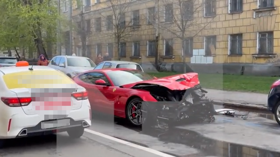 Арендованный Ferrari устроил аварию с Mercedes и BMW в Петербурге