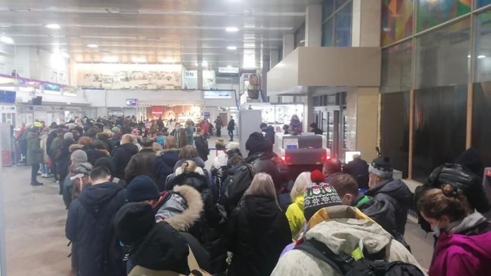 В аэропорту Мурманска нарушают COVID-ограничения