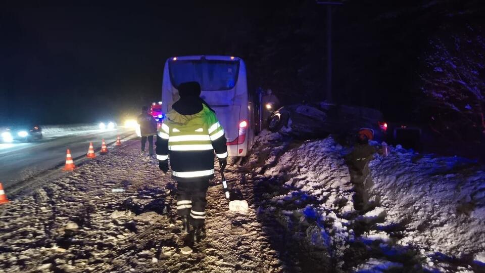 Два человека погибли в ДТП с пассажирским автобусом в Свердловской области
