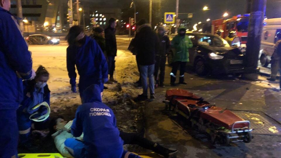 В Петербурге пьяный водитель сбил девушку на перекрестке