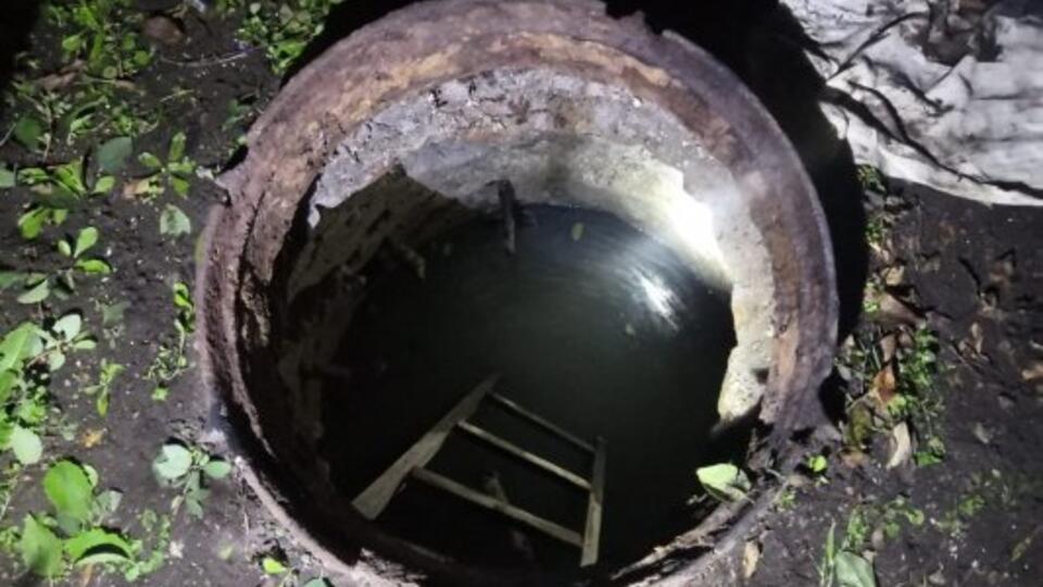 Пожилая пара погибла при очистке канализации в Саратовской области