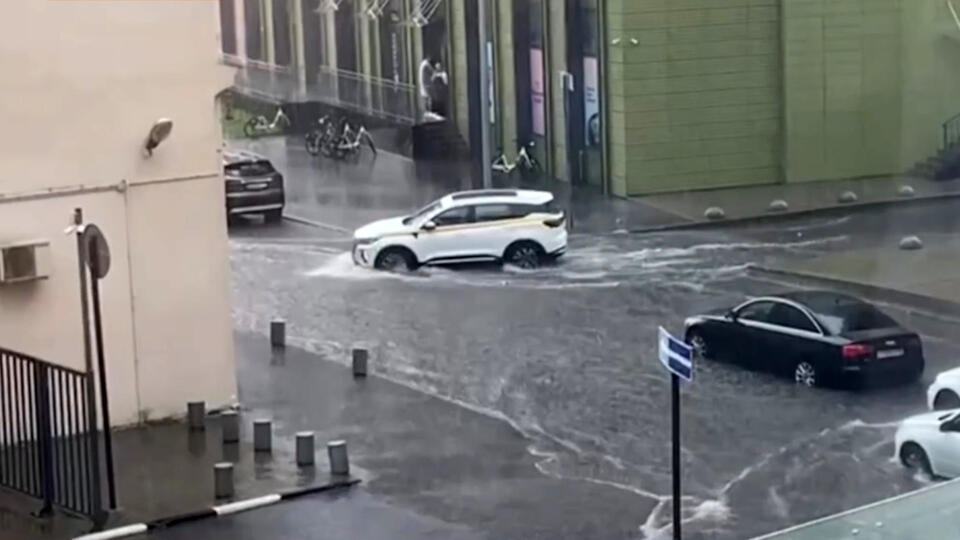 Улицы Петербурга затопило после интенсивного ливня