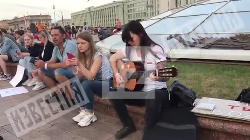Протестующие у дома правительства поют песню Цоя 