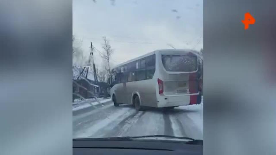 Температурные качели превратили в каток дороги Томска