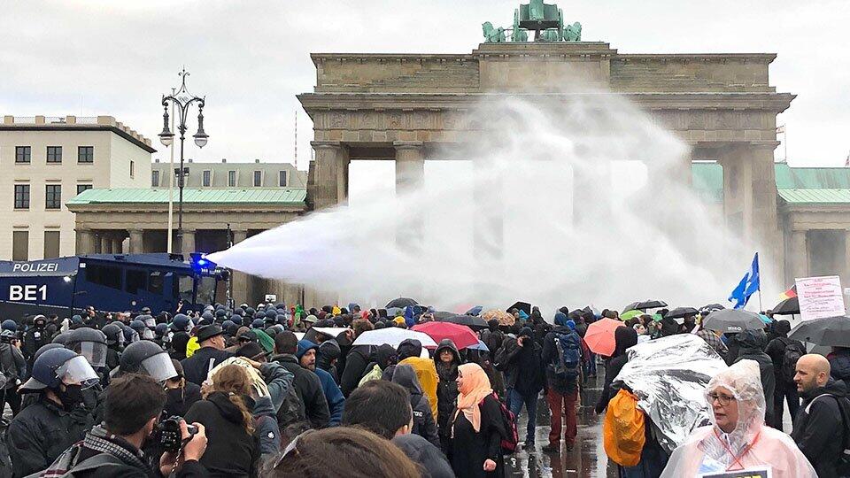 В Берлине полиция применила слезоточивый газ для разгона протестующих
