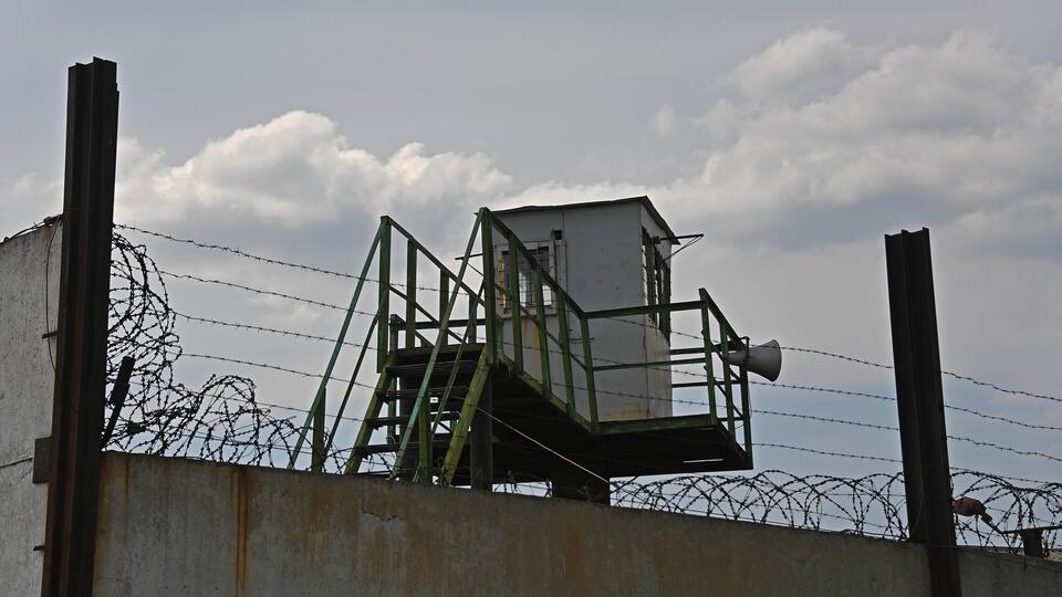 Заключенный сбежал из колонии в Тольятти через открытое окно