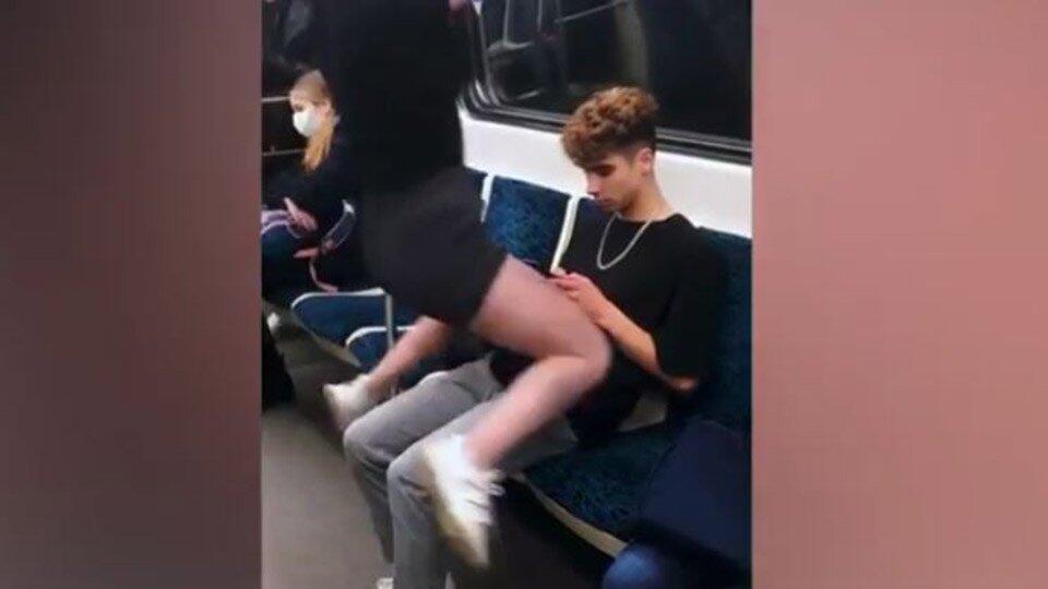 Блогер запрыгивает на парней в метро, чтобы посмотреть на их реакцию