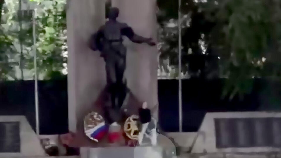 Девушкой, станцевавшей на воинском мемориале в Кургане, заинтересовался СК. Фото: © t.me/Короче, Курган