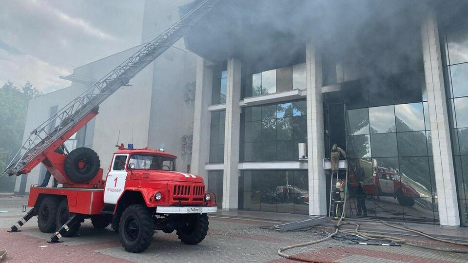 Видео: пожар вспыхнул в здании театра в центре Владимира