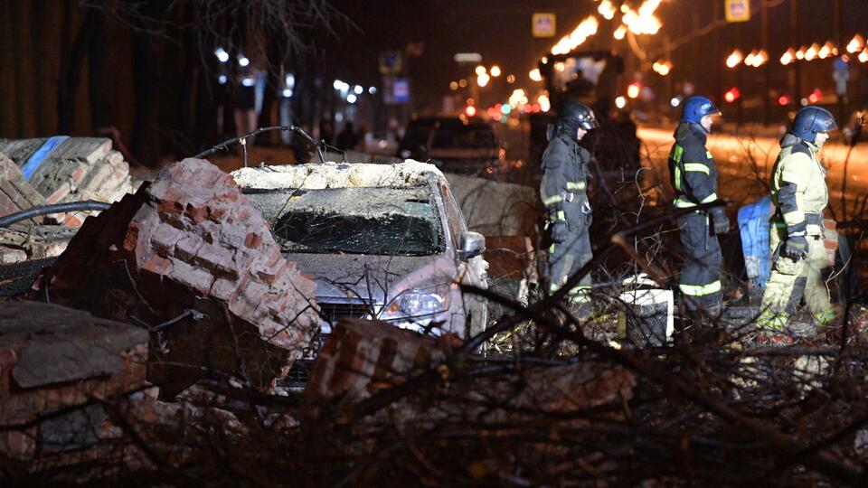 Из-под завалов рухнувшего в Петербурге здания извлекли женщину