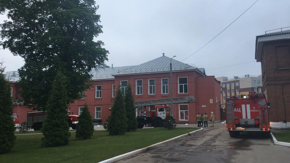 Два человека погибли и 10 пострадали при пожаре в больнице в Рязани