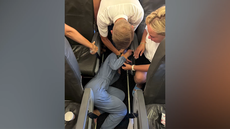 Россиянка трижды упала в обморок из-за духоты на рейсе из Антальи