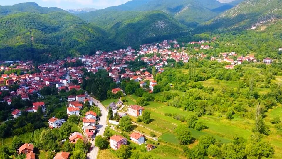 За красочным карнавалом стоит приехать в деревню Вевчани в Северной Македонии. Фото: © Кадр из программы "Невероятно интересные истории", РЕН ТВ